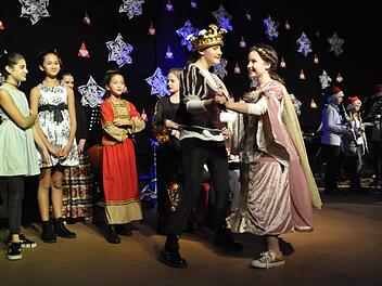 Sie konnten die Zuhörer berühren und zugleich begeistern - die Musikschüler des Jack-Steinberger-Gymnasiums beim Weihnachtskonzert in der bis auf den letzten Platz besetzten Aula.  Fotos: Peter Klopf