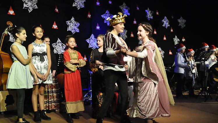 Sie konnten die Zuhörer berühren und zugleich begeistern - die Musikschüler des Jack-Steinberger-Gymnasiums beim Weihnachtskonzert in der bis auf den letzten Platz besetzten Aula.  Fotos: Peter Klopf