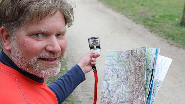 Wandertrainer Sven zeigt, wie ein  analoger Spiegelkompass  die gedruckte Karte ergänzt. Barbara Herbst