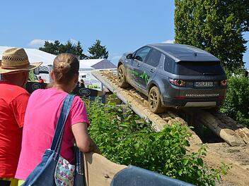 Wenn schon  die große "Einmal-um-die Welttour" im eigenen Offroader für viele ein Traum bleiben muss, so  kann man bei der Offroadmesse Abenteuer und Allrad in Bad Kissingen wenigstens einmal durch Schlammlöcher und über die Wippe fahren. Peter Rauch