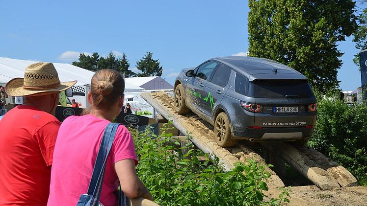 Wenn schon  die große "Einmal-um-die Welttour" im eigenen Offroader für viele ein Traum bleiben muss, so  kann man bei der Offroadmesse Abenteuer und Allrad in Bad Kissingen wenigstens einmal durch Schlammlöcher und über die Wippe fahren. Peter Rauch