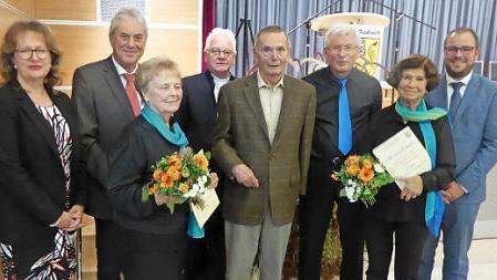 Langjährige Aktive wurden am Festabend zu Ehrenmitgliedern ernannt (von links): Michaela Mattes (stellvertretende Vorsitzende des Sängerkreises Coburg/Kronach/Lichtenfels), Ernst-Wilhelm Geiling, Asta Appis, Peter Jacobi, Heinz Diekhans, Werner Zoufal, Gudrun Diekhans und Landrat Sebastian Straubel.