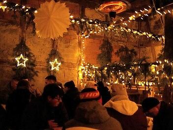 Weihnachtliches Ambiente in der Scheune der Rummelsberger Diakonie: Hier und an anderen Stellen genossen die Besucher den Eberner Weihnachtsmarkt.  Fotos: Michaela Mogath