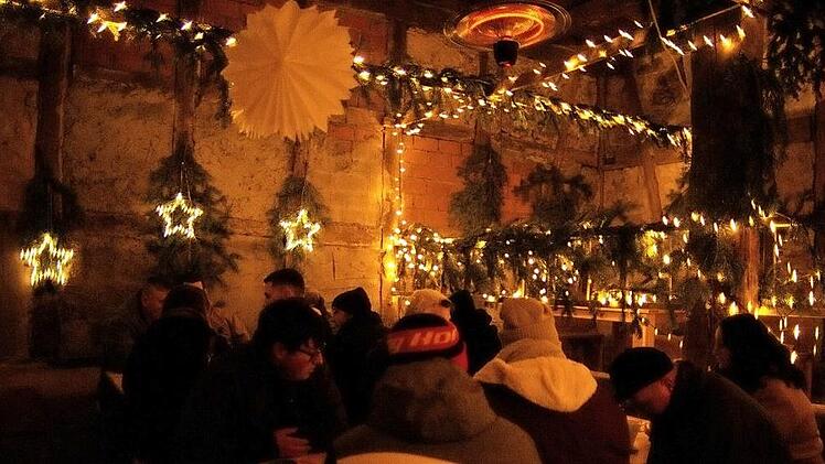 Weihnachtliches Ambiente in der Scheune der Rummelsberger Diakonie: Hier und an anderen Stellen genossen die Besucher den Eberner Weihnachtsmarkt.  Fotos: Michaela Mogath