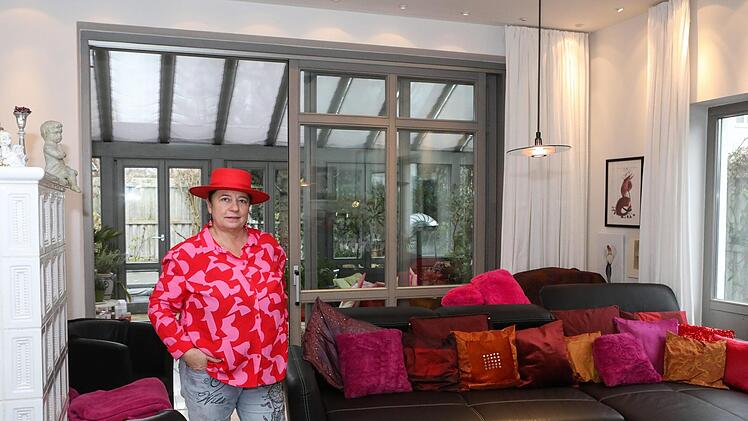 Vor dem Wohnzimmer lockt ein grüner Wintergarten