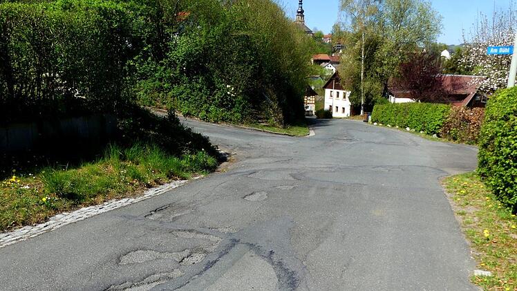 Die Straße Alter Michelsreuther Weg soll in den nächsten zwei Jahren zusammen mit der Straße Am Bühl für 400 000 Euro saniert werden. Dieter Hübner