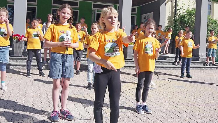 Umrahmt wurde die bunte Abschlussfeier von den Jungen und Mädchen aller Jahrgangsstufen, die dabei voller Stolz erstmals auch ihre neuen Schul-T-Shirts vorführten. Gemeinsam oder klassenweise ließen sie thematisch passende Lieder erklingen. Viel Applaus gab es auch für die Akkordeon-Gruppe unter Leitung von Markus Häßler vom Musikstudio Fröhlich. Der Viertklässler Lukas trug dabei solistisch das Abschiedslied "Au revoir" vor. Fotos: Heike Schülein