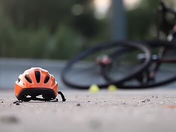 Fahrradhelm liegt auf Straße nach Unfall