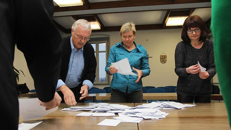 Auszählung der Briefwahl im Rathaus