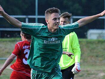 Konnte am Sonntag schon wieder jubeln: der Neudrossenfelder Kevin Diwersi, der beim Aufsteiger ASV Veitsbronn-Siegelsdorf die 1:0-Führung der Gäste erzielte. Am Schluss hieß es 1:1, weil sich eine Orkanböe auf Seiten der Platzherren ins Spiel einmischte. Foto: Archiv/Peter Mularczyk
