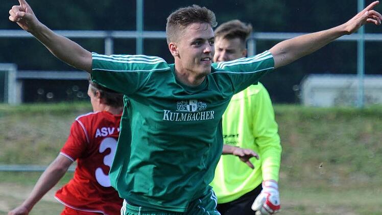 Konnte am Sonntag schon wieder jubeln: der Neudrossenfelder Kevin Diwersi, der beim Aufsteiger ASV Veitsbronn-Siegelsdorf die 1:0-Führung der Gäste erzielte. Am Schluss hieß es 1:1, weil sich eine Orkanböe auf Seiten der Platzherren ins Spiel einmischte. Foto: Archiv/Peter Mularczyk