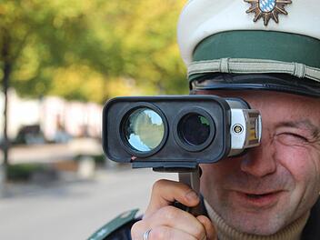 Guter Cop: Harald Hufnagel von der Polizeiinspektion Kitzingen will Raser nicht abzocken - sondern vor Unfällen bewahren.  Foto: Diana Fuchs