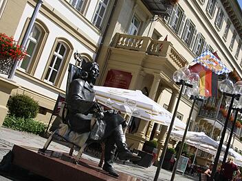 In Schieflage befand sich das Hotel "Kaiserhof Victoria" zu Laudenbachs Zeiten. Details erfährt man vielleicht bei der Aussage des Ex-OB, die seine Verteidiger für 21. August angekündigt haben.  Foto: Archiv/ Ruppert
