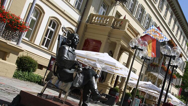 In Schieflage befand sich das Hotel "Kaiserhof Victoria" zu Laudenbachs Zeiten. Details erfährt man vielleicht bei der Aussage des Ex-OB, die seine Verteidiger für 21. August angekündigt haben.  Foto: Archiv/ Ruppert