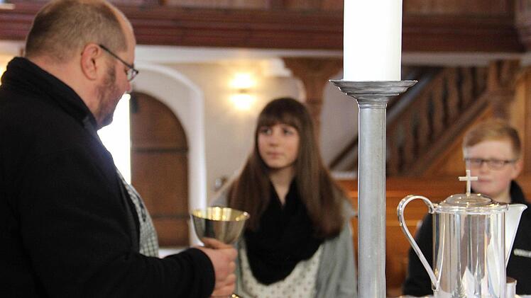 Sophia Roder und Jonas Hofmann gehen mit Pfarrer Christian Schmidt nochmal den genauen Ablauf der Konfirmation durch - die erste in der über 600-jährigen Geschichte der Kirche St. Aegidius. Fotos: Katharina Müller-Sanke
