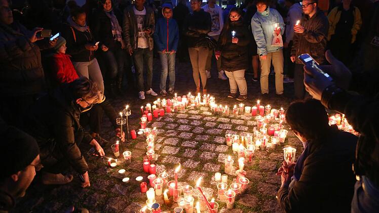 Lichterkette in Adelsdorf gegen Krieg und Gewalt. Foto: Barbara Herbst