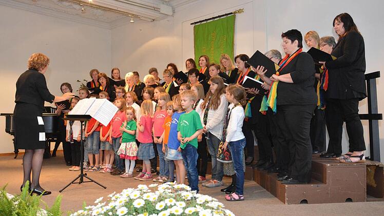 Frauenchor und Kinder-/Jugendchor gemeinsam. Foto: Björn Hein