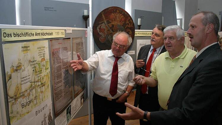 2007 präsentierte Schmidt dem damaligen Landrat Irlinger, Altlandrat Krug und Bürgermeister Brehm (von links) die Sonderausstellung "Höchstadt im Hochstift Bamberg". Foto: Andreas Dorsch