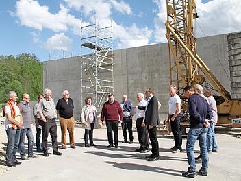 Im Vorfeld der Sitzung des Abwasserzweckverbands Marktzeuln-Michelau stand eine Baustellenführung auf dem Programm. In Hintergrund ist das neue Belebungsbecken zu sehen.  Foto: Gerda Völk