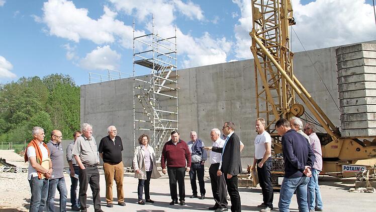 Im Vorfeld der Sitzung des Abwasserzweckverbands Marktzeuln-Michelau stand eine Baustellenführung auf dem Programm. In Hintergrund ist das neue Belebungsbecken zu sehen.  Foto: Gerda Völk