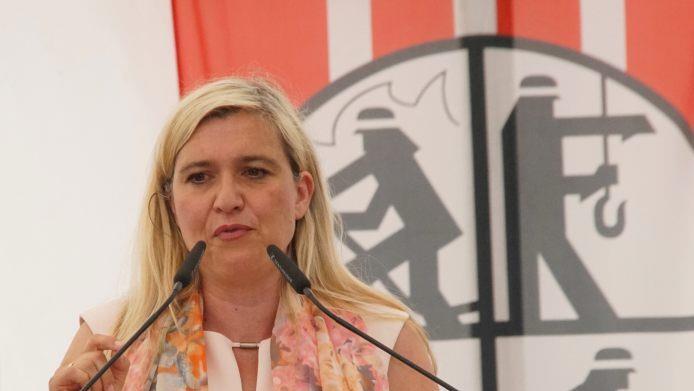 "Es ist klasse, was die Feuerwehren leisten", w&uuml;rdigte Staatsministerin Huml nach dem Festumzug im Zelt das dabei bewiesene Engagement.Mario Deller