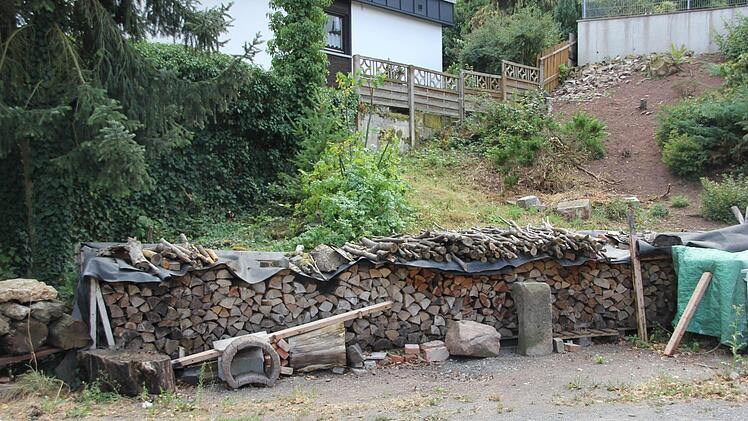 Neben dem Sportplatz befindet sich allerhand brennbares Material. Foto: Andreas Schmitt