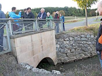 Der Graben unter der Brücke könnte bei Starkregen Probleme verursachen, befürchtete ein Anwohner. Foto: Gerda Völk