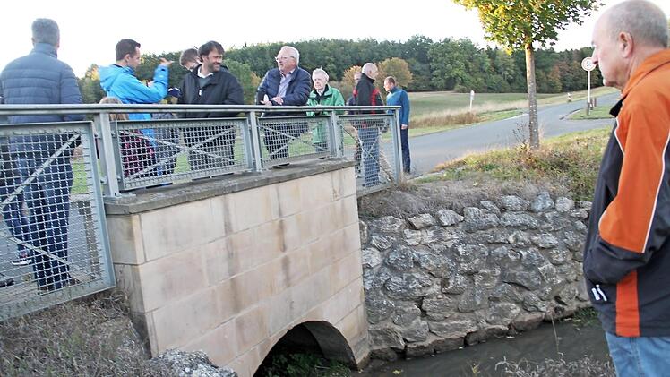Der Graben unter der Brücke könnte bei Starkregen Probleme verursachen, befürchtete ein Anwohner. Foto: Gerda Völk