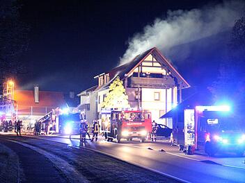 Feuer in einem Wohnhaus: die Einsatzstelle in Pfarrweisach  Michael Will/Bayerisches Rotes Kreuz