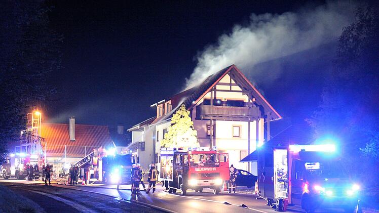 Feuer in einem Wohnhaus: die Einsatzstelle in Pfarrweisach  Michael Will/Bayerisches Rotes Kreuz