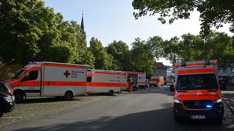 In Unterfranken brennt ein Mehrfamilienhaus. Die Feuerwehr ist vor Ort und leitet die Evakuierung.  Foto: Peter Rauch