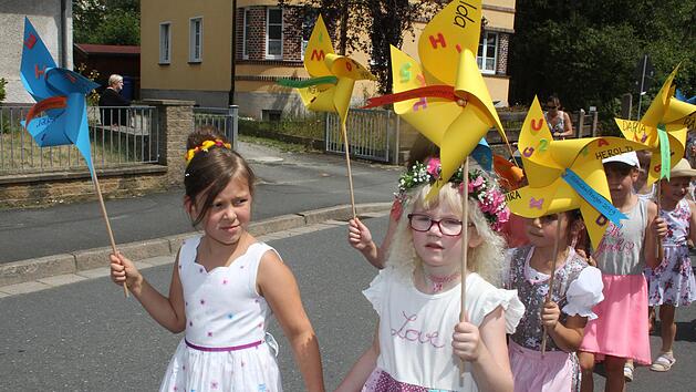Bei den j&uuml;ngsten im Festzug ist die Energiewende schon angekommen: Die Abc-Sch&uuml;tzen hatten Windr&auml;der gebastelt. Fotos: Sonny Adam