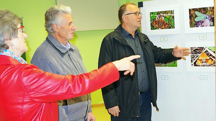 Interessiert wurden die Bilder angeschaut. Foto: Knoth