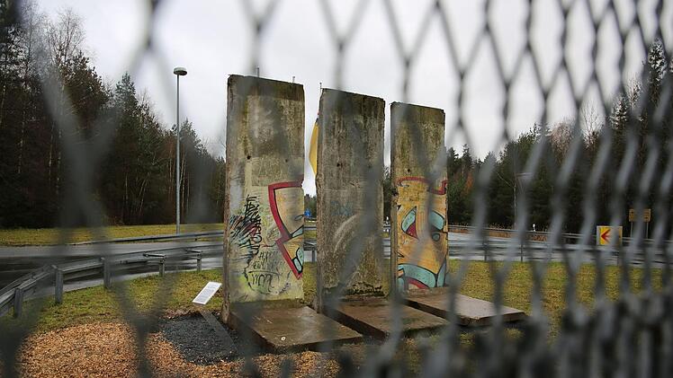 Vor kurzem wurden als Mahnmal diese Stücke der Berliner Mauer am ehemaligen Grenzturm Eisfeld aufgestellt. Foto: Bettina Knauth