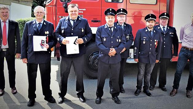 Das Bild zeigt von links: Landrat Klaus Peter S&ouml;llner, J&ouml;rg Treutler, Jochen Str&ouml;hlein, stellvertretenden Kommandanten Andreas Rothert, 2. Vorsitzenden Roland Opel, Vorsitzenden Dominik P&uuml;hlhorn, Kreisbrandmeister Reiner B&auml;r und B&uuml;rgermeister Jochen Trier.