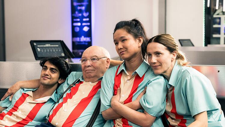 Djamal (Mido Kotaini, links), Freddy (Hans-Joachim Heist), Shu (Jing Xiang, zweite von rechts) und Karo (Bettina Lamprecht) wollen mit vereinten Kr&auml;ften gewinnen.