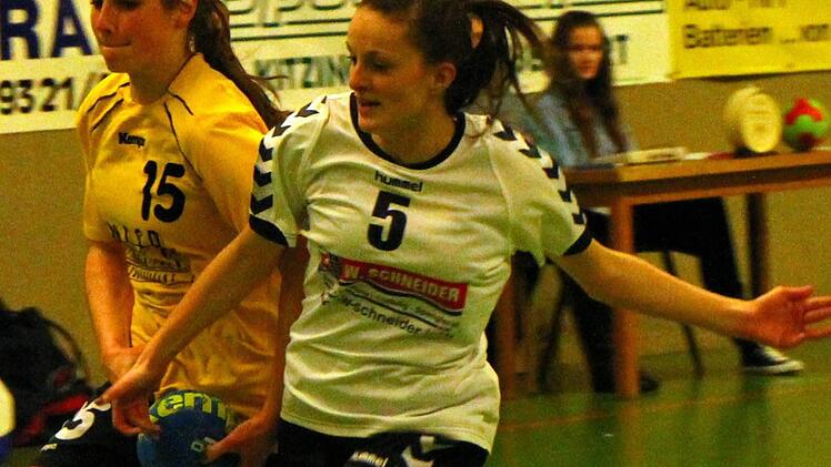 Barbara Saum (links, TV Großlangheim) gewinnt das Laufduell gegen Maike Ditoel (FC Bad Brückenau). Foto: Thomas