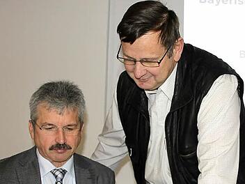 Sie kennen sich langem: Der Obermeister des Bezirks Oberfranken, Wolfgang Amon( links) und der stellvertretende Obermeister der Zimmererinnung Kronach-Lichtenfels, Heinrich Dennewill. Foto: Veronika Schadeck