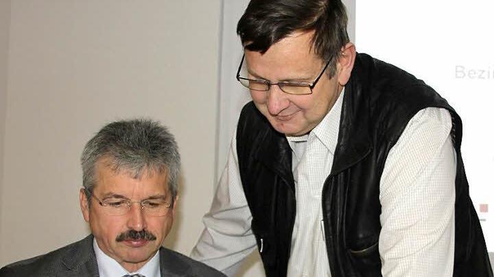 Sie kennen sich langem: Der Obermeister des Bezirks Oberfranken, Wolfgang Amon( links) und der stellvertretende Obermeister der Zimmererinnung Kronach-Lichtenfels, Heinrich Dennewill. Foto: Veronika Schadeck