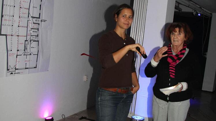 Lea Gulich vom Stadtumbaumanagement und Lilo Simon diskutierten über den Auszug von Schlecker und die Möglichkeiten, die die Gebäudlichkeit in Steinwiesen in sich birgt. Foto: Sonja Adam