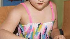 Gelb und braun sieht schön aus, findet Annika. Ihre Eule soll die Oma bekommen.  Foto: Gerda Völk