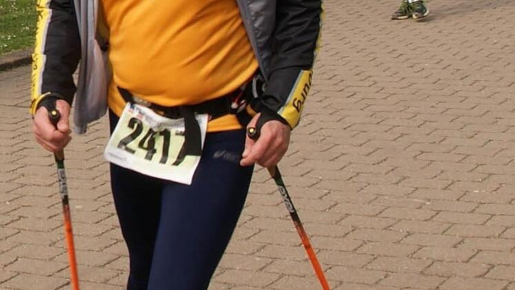 Der Nordic Walker Klaus Meyer aus Coburg schreitet mit einem L&auml;cheln durch den Staffelsteiner Kurpark dem Ziel entgegen. Foto: Mario Deller