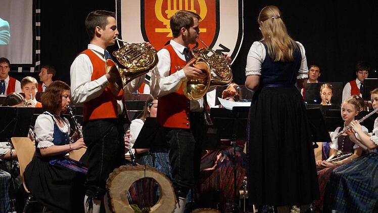 Auf eine Reise in die Natur nahm die Blaskapelle die Besucher mit. Das Orchester - auf unserem Foto mit den Hornisten Tobias Keßler (links) und Sebastian Dees - begeisterte vor vollem Haus.  Foto: Stefan Geiger