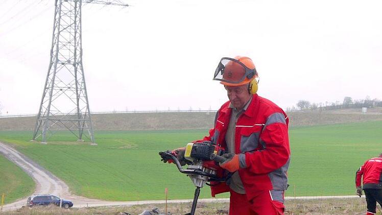 Das Team der Firma Klade bei der Pflanzmaßnahme in der Nähe von Rögen (Stadt Coburg). Foto: Berthold Köhler