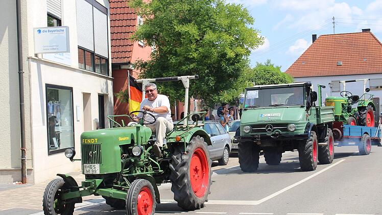 Schlepperparade durch Mühlhausen    Foto: Evi Seeger