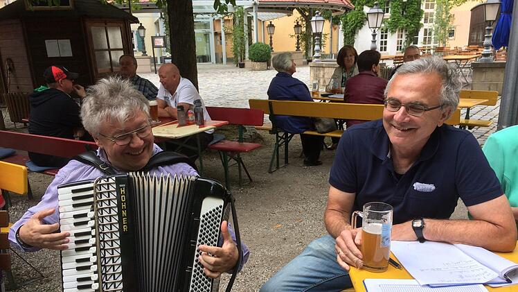 Ralf Bayerlein und Ulrich Deichsel lieferten sich einen Schlagabtausch in Sachen Liedern, "die man schon immer gern einmal wieder hören wollte". Foto: privat