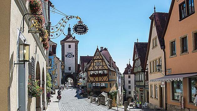 T&uuml;rmchen, verwinkelte G&auml;sschen mit malerischen Erkern, Fachwerkh&auml;user und m&auml;chtige Kirchen - all das verbinden Besucher aus aller Welt mit der historischen Altstadt von Rothenburg. F&uuml;r einen angenehmen Aufenthalt haben wir hier einige Hotels f&uuml;r Sie. Bild: pixabay.com/maxmann