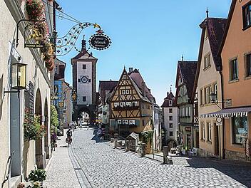 T&uuml;rmchen, verwinkelte G&auml;sschen mit malerischen Erkern, Fachwerkh&auml;user und m&auml;chtige Kirchen - all das verbinden Besucher aus aller Welt mit der historischen Altstadt von Rothenburg. F&uuml;r einen angenehmen Aufenthalt haben wir hier einige Hotels f&uuml;r Sie. Bild: pixabay.com/maxmann