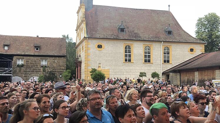 Der Schlosshof und das Publikum vereinten sich zu einer tollen Konzertkulisse. Foto: Ralf Kestel