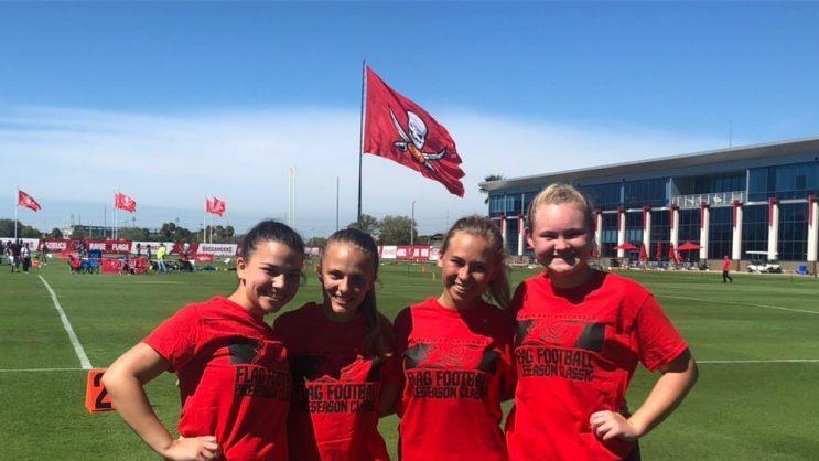 Flag-Football ist in Dunedin ein Event. Lara Regenspurger (2. von rechts) genießt die Atmosphäre.Regenspurger